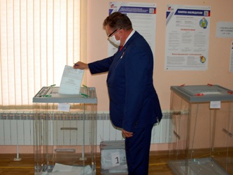Александр Янклович принял участие в голосовании по поправкам в Конституцию РФ и опросе в поддержку присвоения Саратову почетного звания